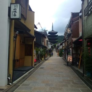 清水寺への道